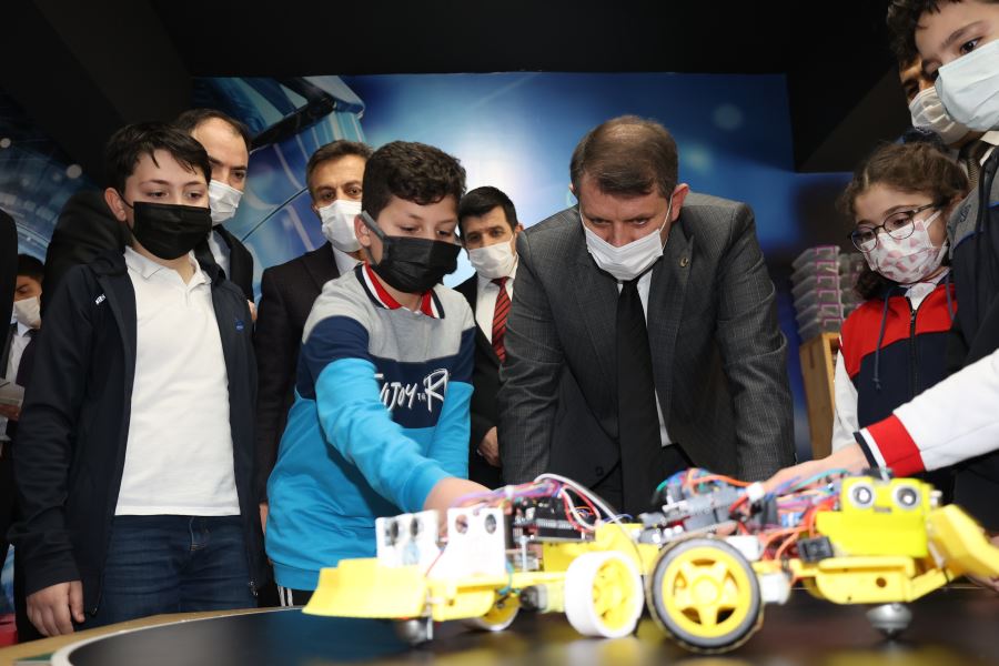 Robot yarışmasına yoğun ilgi (Video)