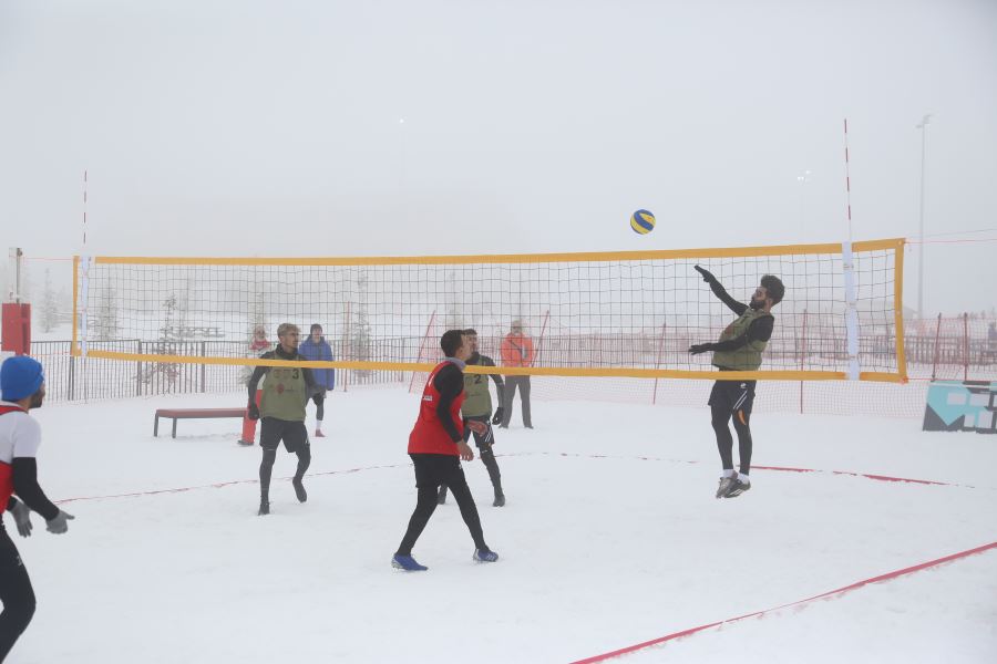 KAR ÜSTÜNDE VOLEYBOL (VİDEO)