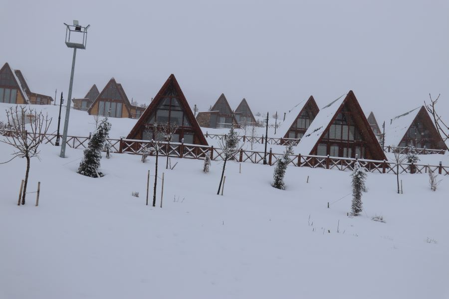 Yıldız Dağı'nda kar yağışı etkili oluyor (Video)