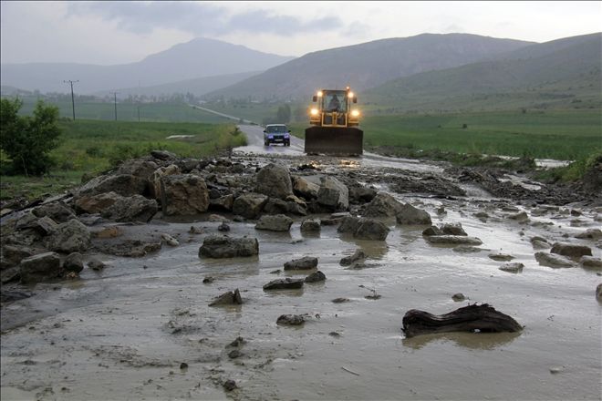 SEL SULARINA KAPILAN AİLEN 2 KİŞİ YARALANDI