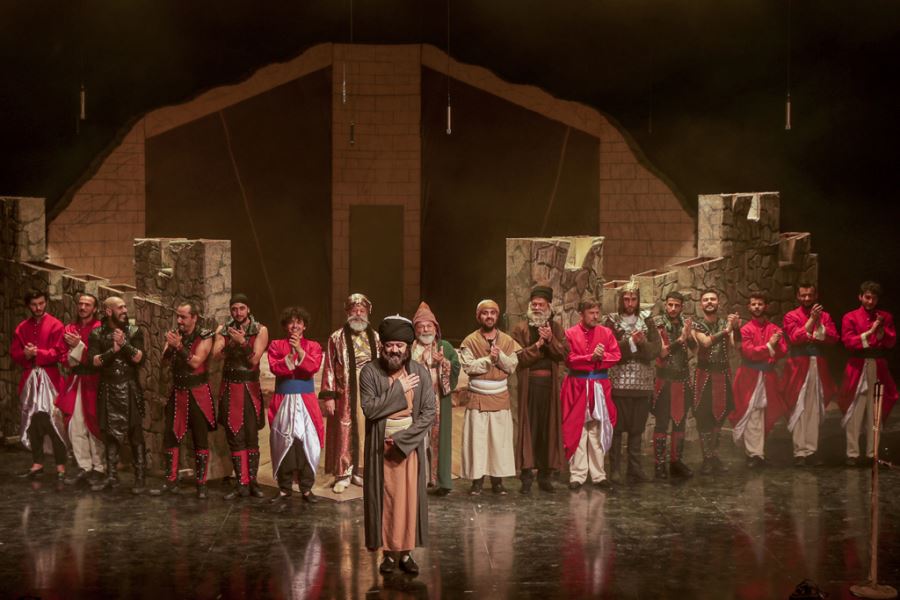 “LAL” izleyiciyi büyüledi (Video)