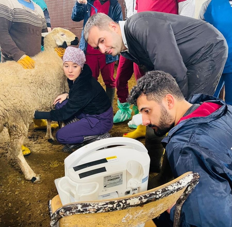 Öğrencilere uygulamalı eğitim