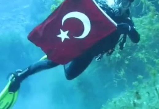 Balık adamlar su altında Türk bayrağı açtı