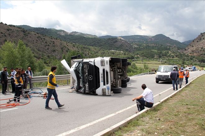TIR DEVRİLDİ: 1 ÖLÜ