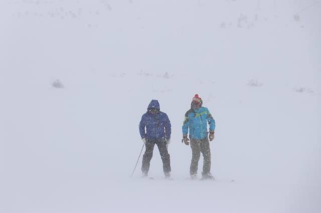 Yıldız'da kar kalınlığı 145 santimetreye ulaştı (Video)