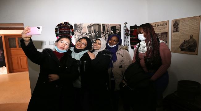 Aşık Veysel'i "Uzun İnce Bir Yoldayım" türküsüyle andılar