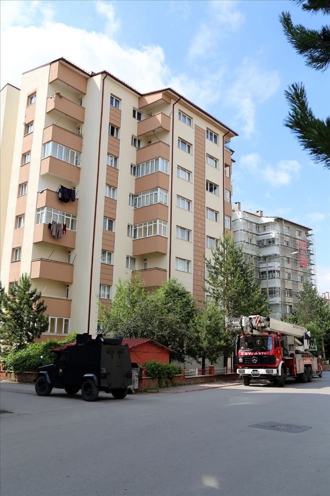 KENDİNİ EVE KİLİTLEYEN SİLAHLI KADIN POLİSİ ALARMA GEÇİRDİ