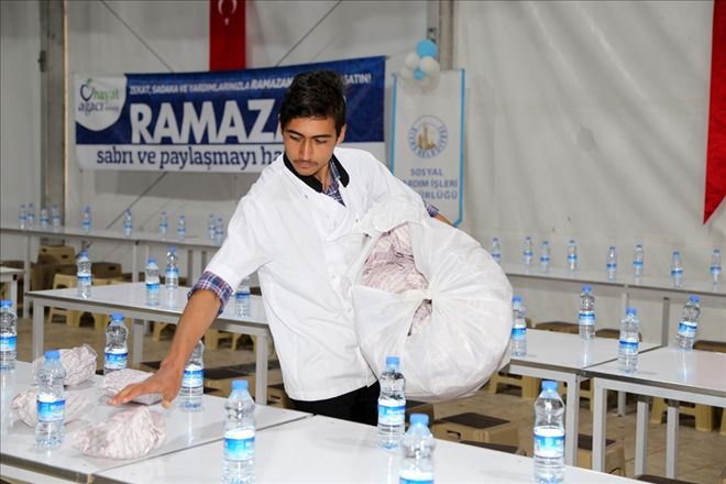 CEZASINI İFTAR ÇADIRINDA ÇALIŞARAK ÇEKİYOR