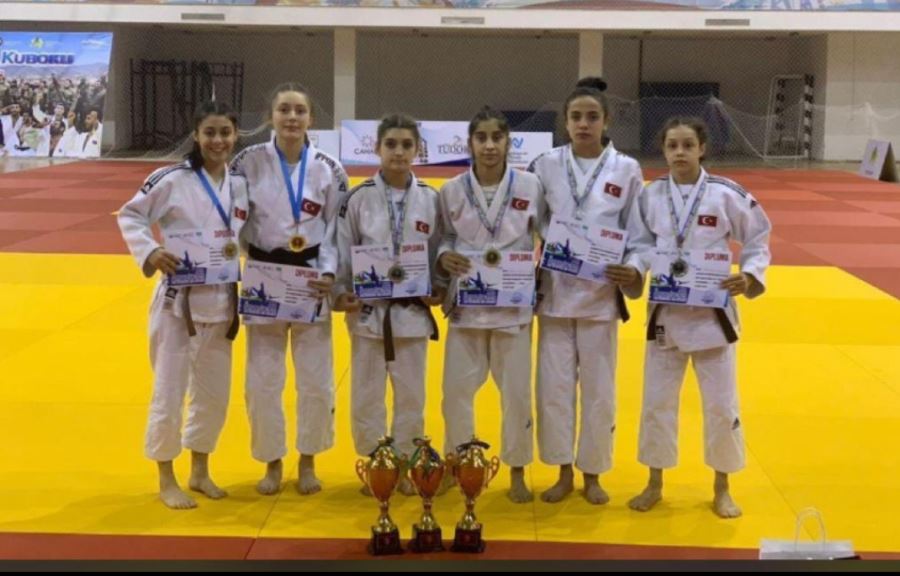 Azerbaycan’dan gümüş madalya ile döndü