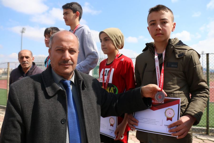 7 Okuldan 100 sporcu katıldı