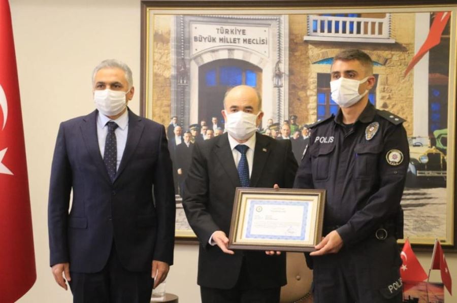 Sivaslı komiser kahraman oldu