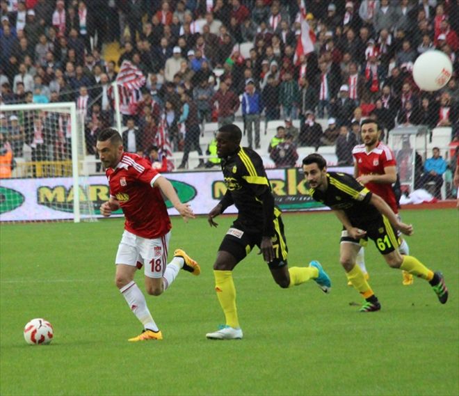 FUTBOLCULAR MERCEK ALTINDA