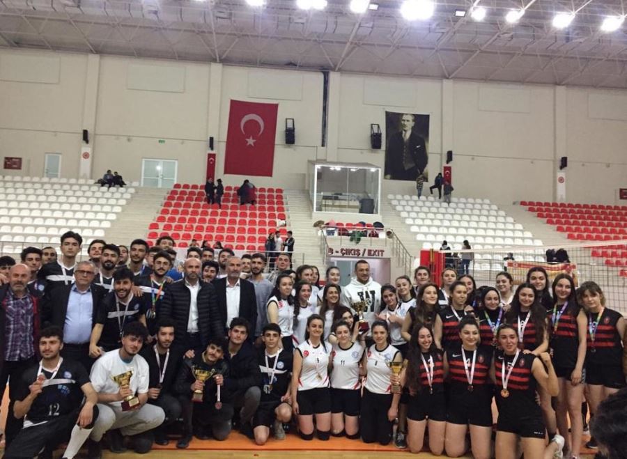 20 Fakülte voleybolda yarıştı