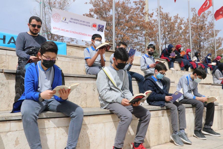 Öğrencilerle kitap okudu