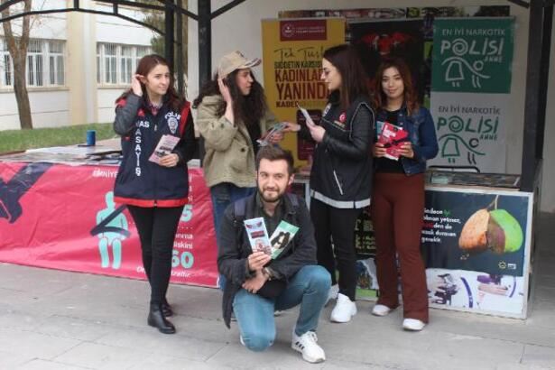 Polisten üniversite öğrencileri için bilgilendirme standı