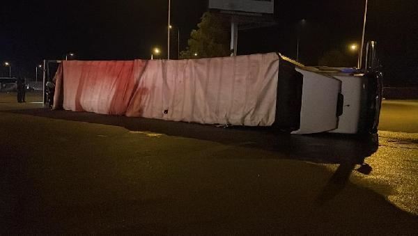 Devrilen TIR yolu kapattı