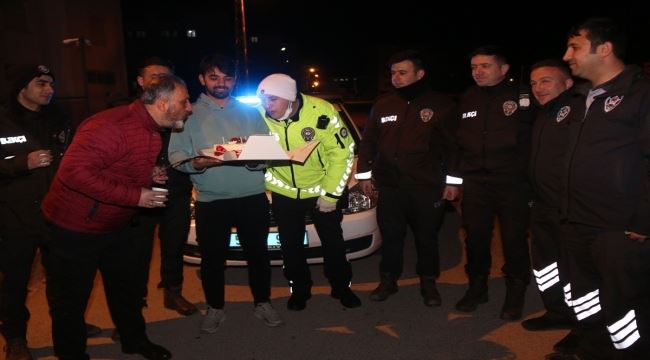 Yüksekokul öğrencilerinden polislere çay ikramı