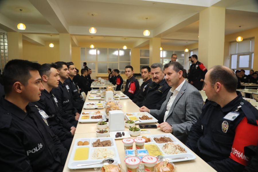 Polis adaylarıyla iftarda buluştu