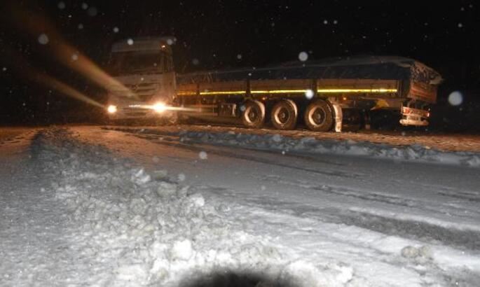 Çamlıbel Geçidi'nde ulaşıma 'kar' engeli
