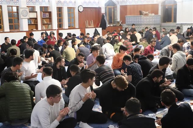 İftar sofrası camide kuruldu