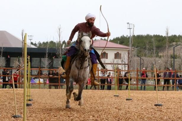 Geleneksel atlı okçuluk gösterisi ilgiyle izlendi