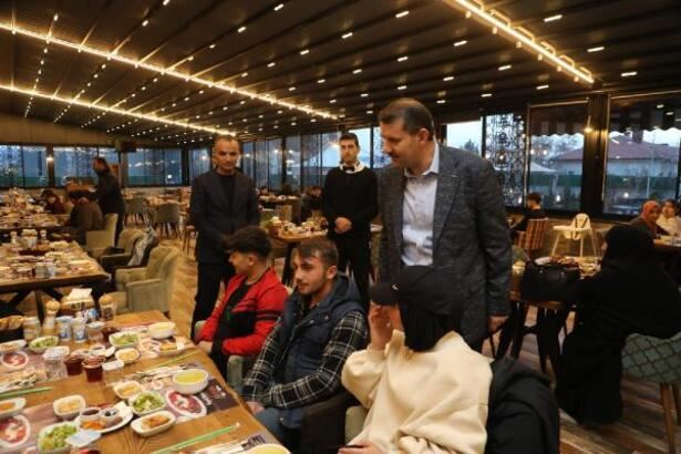 Yetimler iftar sofrasında buluştu