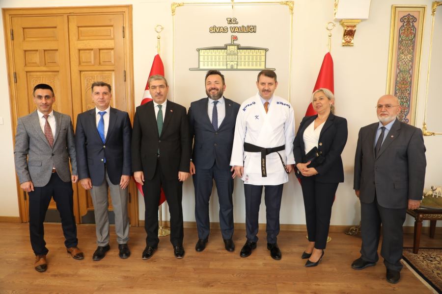 Vali ve Başkana siyah kuşak karate kıyafeti