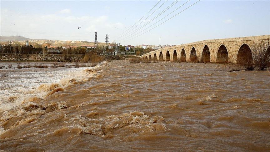 Eriyen karlar Kızılırmak'ı coşturdu
