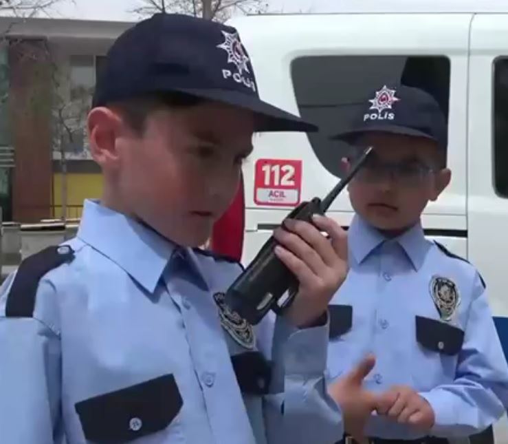 Çocuklar polis oldu (Video)