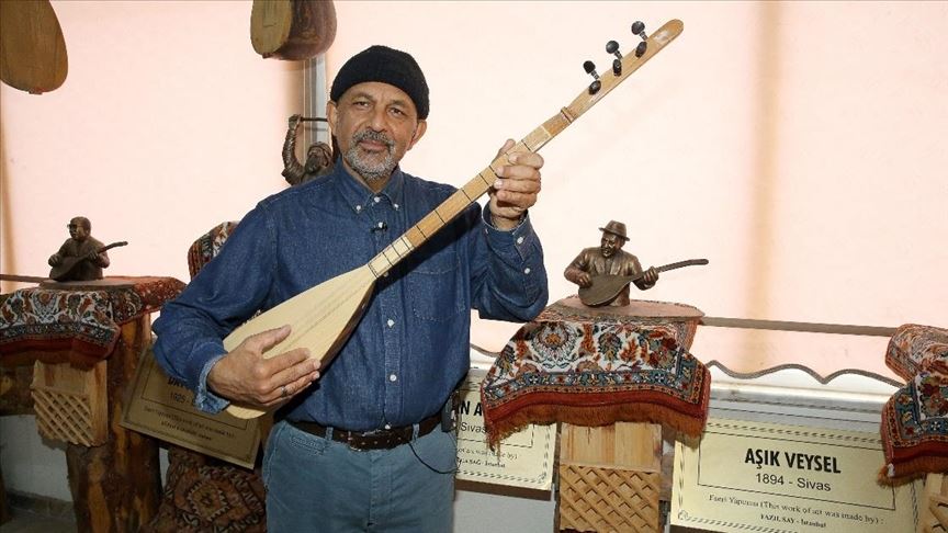 Halk ozanlarının eserlerini İngilizce yorumluyor