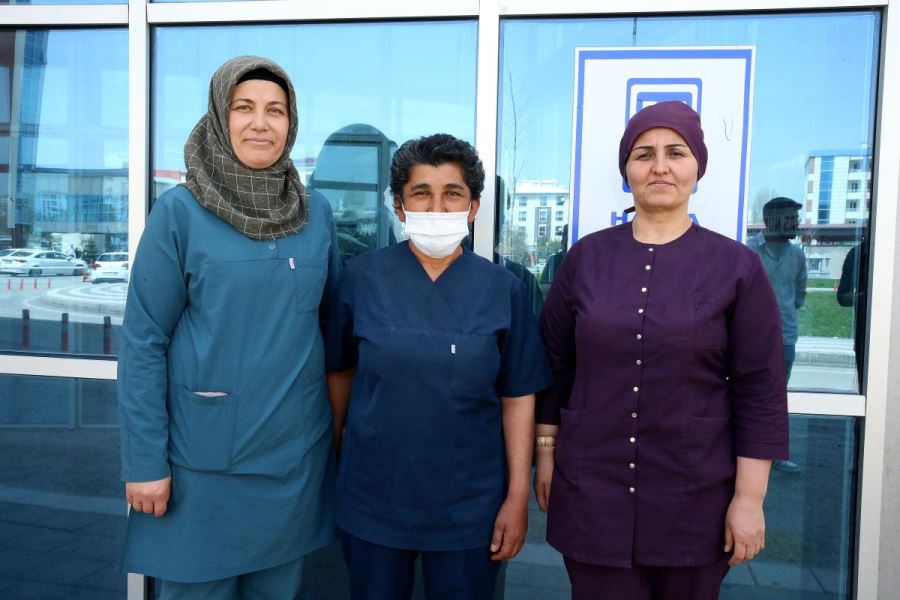 Hastane önünde doğum (Video)