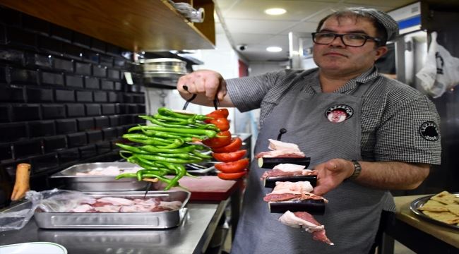 Sivas kebabı kuzu etinin yağıyla lezzetleniyor