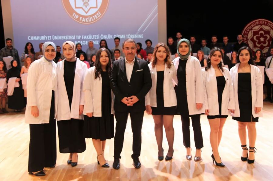 Doktor adayları önlük giydi