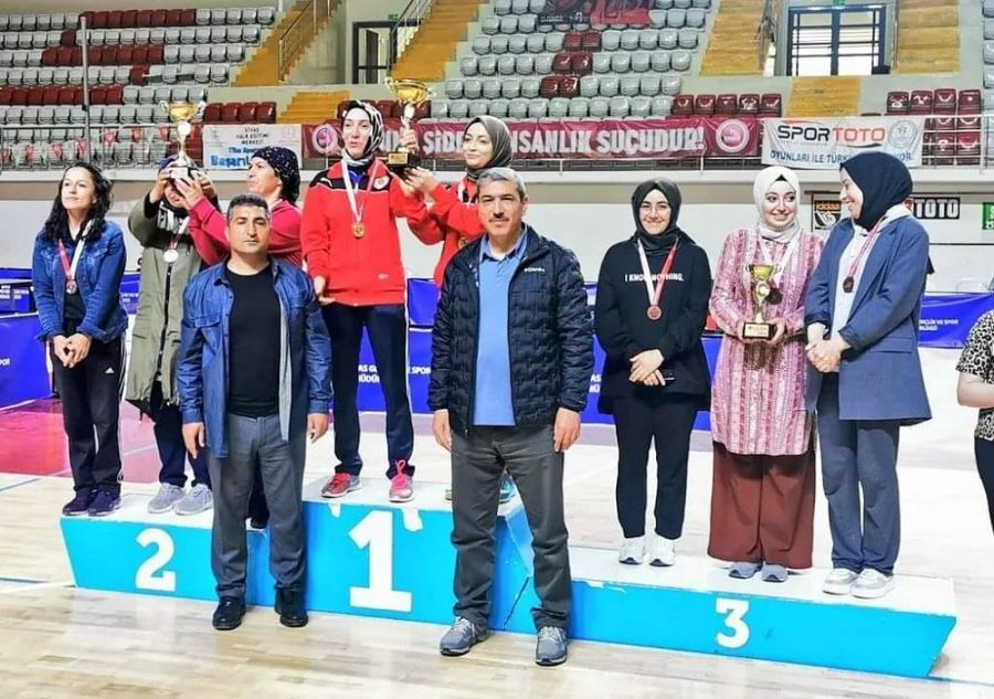 SCÜ 2 kupa kazandı