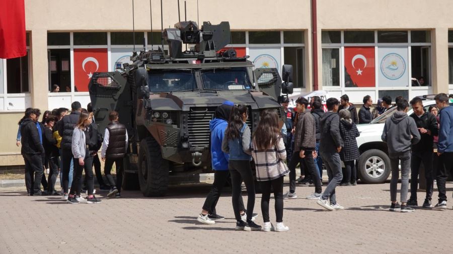 Yerli üretim silahlar ve zırhlı araçlar tanıtıldı