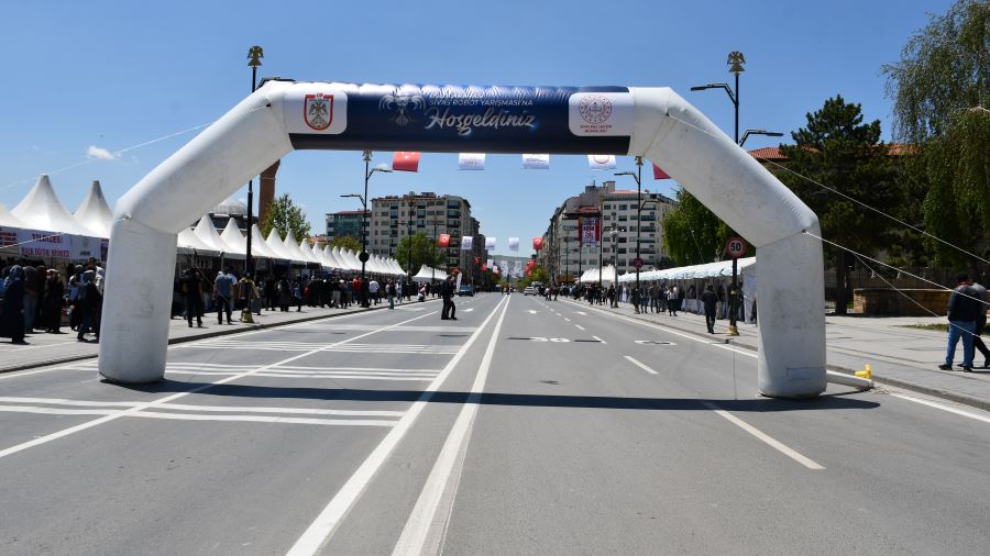 Sivas'ta akıllı teknolojiler, yapay zeka ve tematik robot yarışmaları başladı