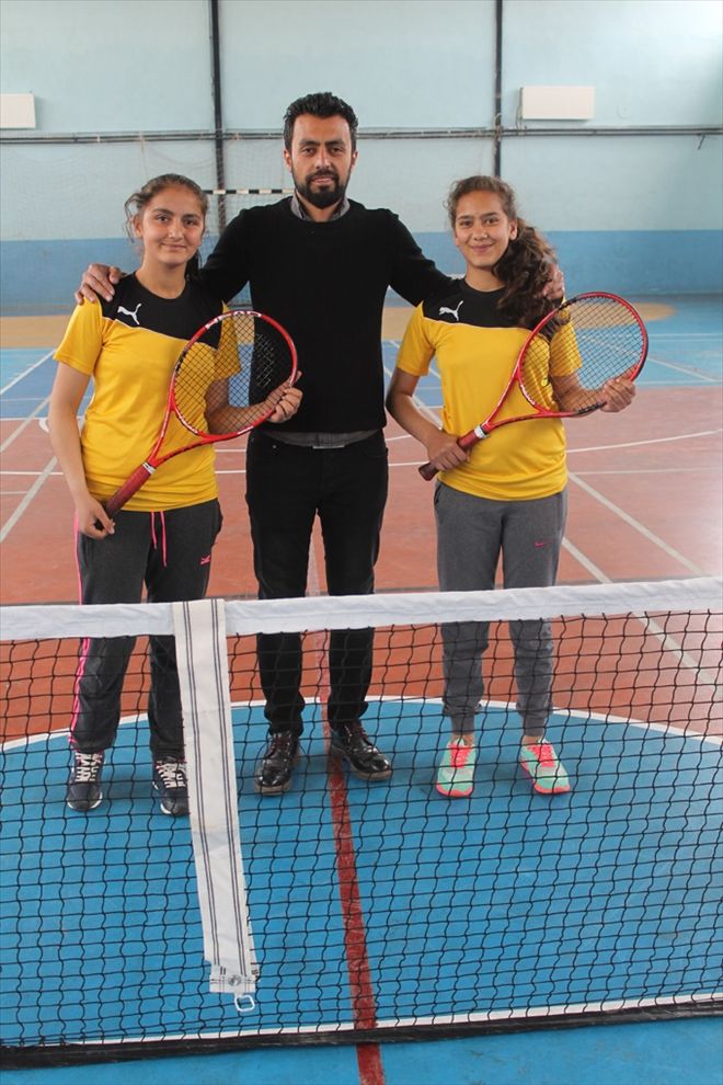 Gazi Mustafa Kemal Ortaokulu  TENİSE YÖN VERİYOR