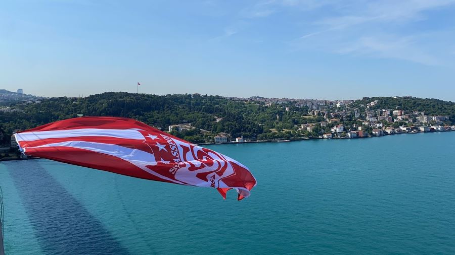 Boğaza bayrağı astık