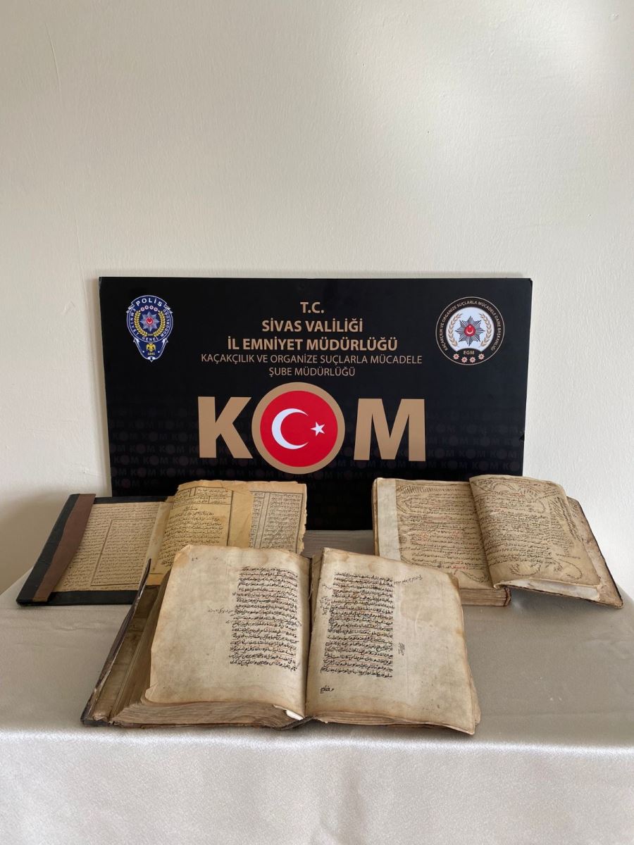 Tarihi kitapları satmak isterken yakalandı (Video)