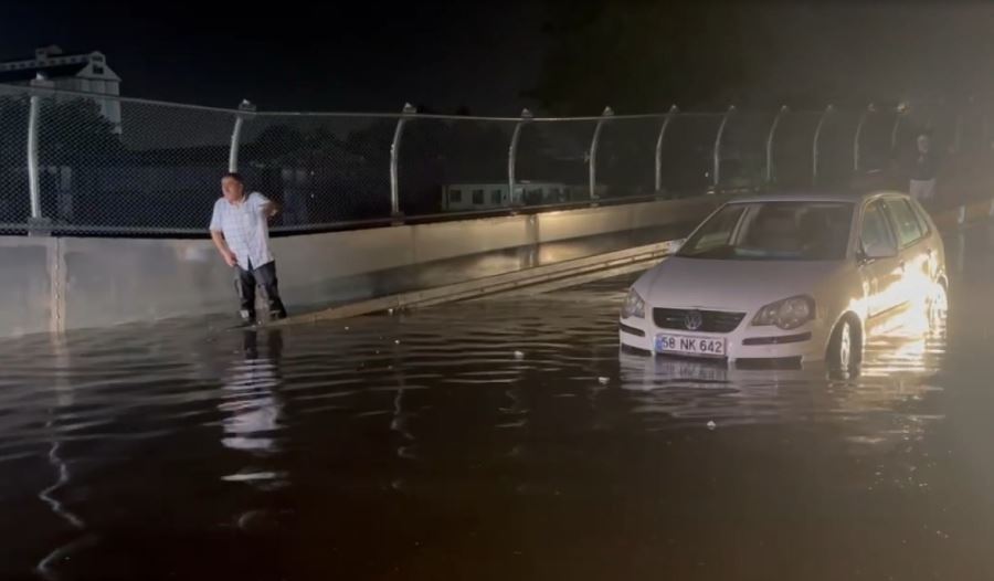 Sağanak yağış hayatı felç etti (Video)