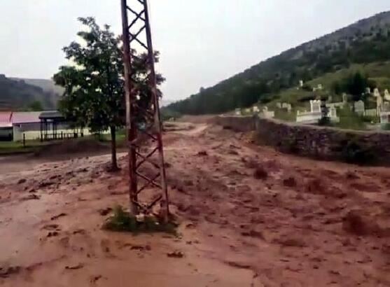 Sağanak sele neden oldu (Video)