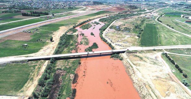 Kayaçlardan aldığı minerallerle kızıla döndü