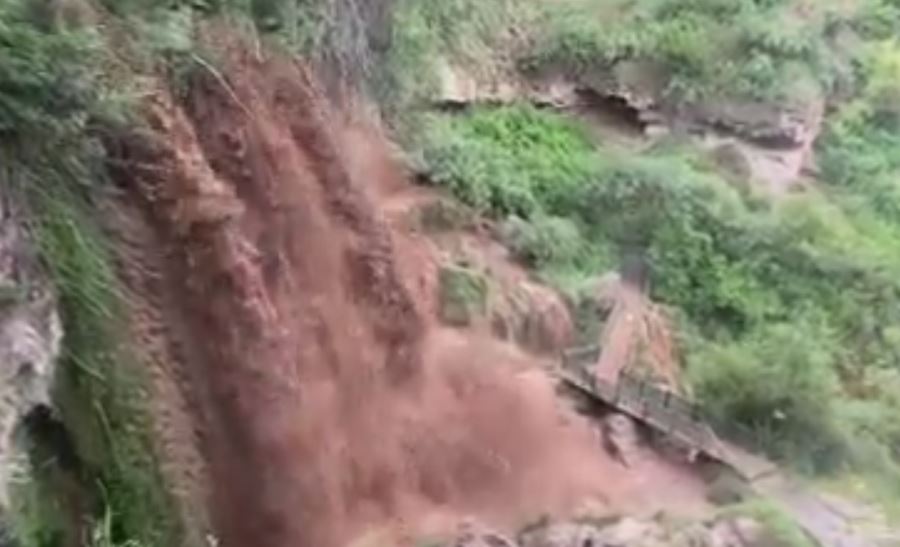 Sızır Şelalesini sel vurdu (Video)