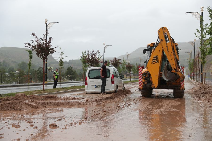 SAĞANAK FELÇ ETTİ (VİDEO)