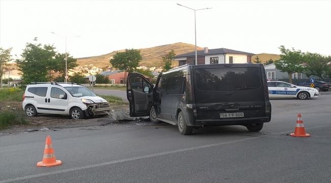 Minibüs ile hafif ticari araç çarpıştı: 6 yaralı