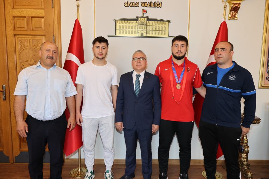 Şampiyon sporcuya altın taktı