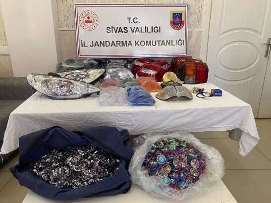 Otobüsten kaçak malzeme çıktı