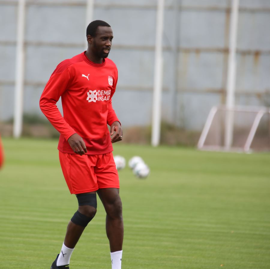 Samba Camara’dan 2 yıllık imza