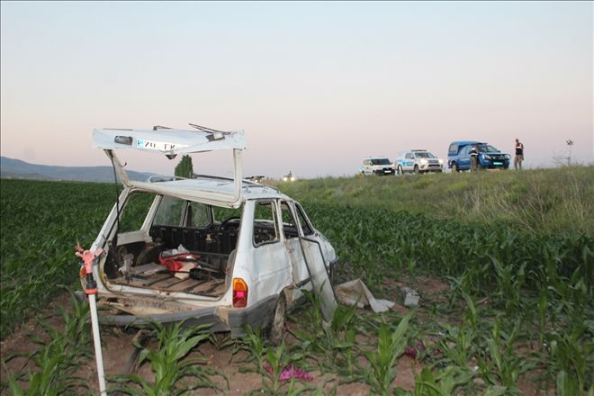 OTOMOBİL İLE HAFİF TİCARİ ARAÇ ÇARPIŞTI: 4 YARALI