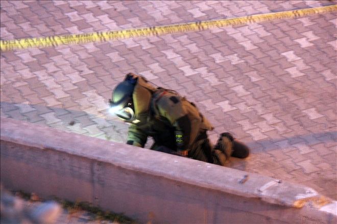 ŞÜPHELİ ÇANTA FÜNYE İLE PATLATILDI